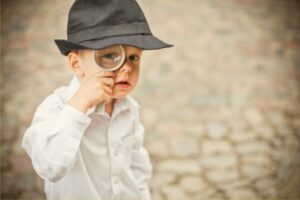 Read more about the article Detetive das Notas: Educação Financeira para Crianças Identificarem e Cortarem Gastos Desnecessários