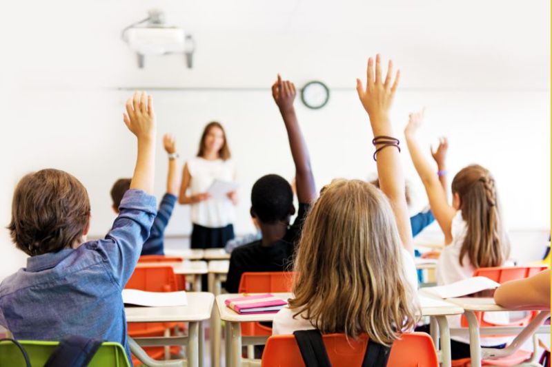 Read more about the article Como Ensinar Educação Financeira aos Adolescentes: Preparando para o Futuro